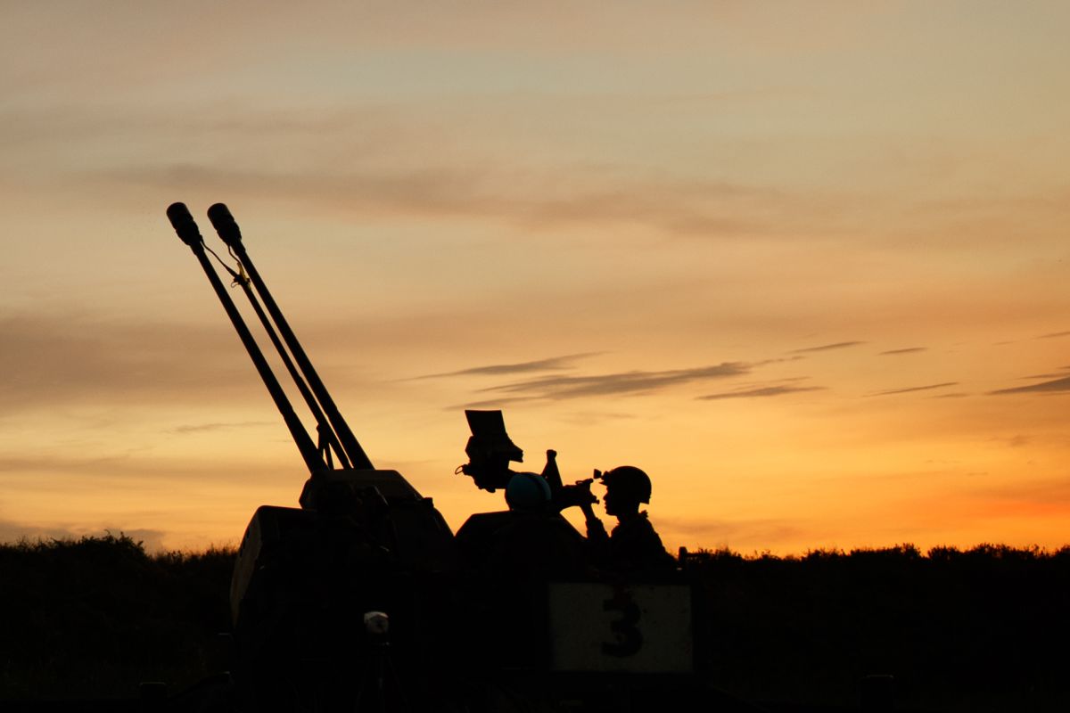 空軍防砲第303營日前在屏東枋山實施基訓部隊空地對抗演練，並首度公開35快砲夜間射擊訓練。（圖／軍聞社提供 , 2017.8.6）