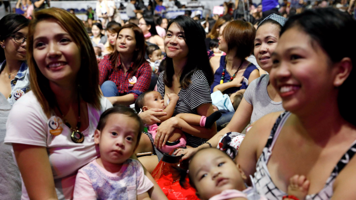 ▲菲律賓約2100名媽咪在當地時間5日齊聚一堂公開餵母乳。（圖／翻攝自鏡報）