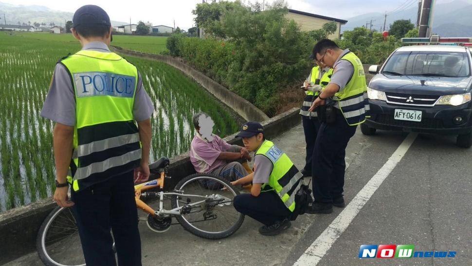 台東老農在田裡補秧，但是不敵酷曬疑似中暑倒臥在路旁，趕來的員警原要送其至醫院診療，但老農堅持只要送他回家休息就好。（圖／關山警察分局提供，2017.08.05）