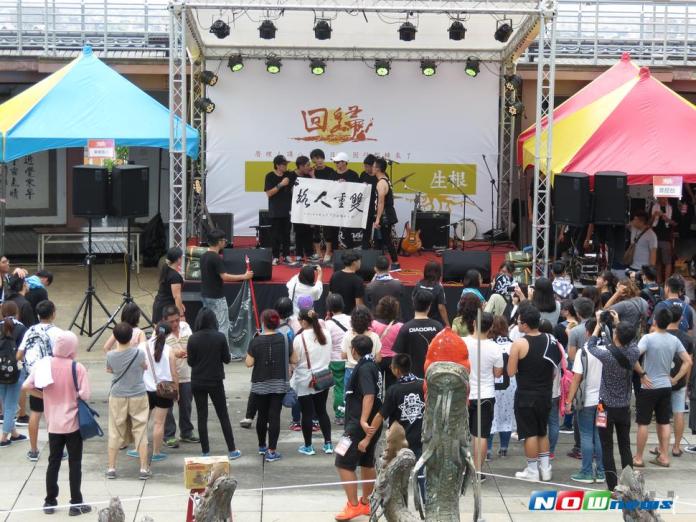 「第三屆回歸音樂祭」，吸引了數百多名在地市民及返鄉的外地遊子到場欣賞。（圖／記者陳雅芳攝，2017.8.5）