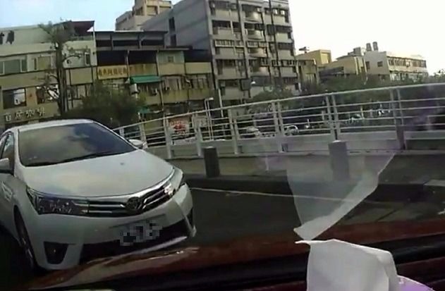 高雄市一名轎車駕駛遭遇三寶，不僅大逆向還沒忘記要「停紅燈」，讓人哭笑不得。（圖／翻攝自爆料公社 , 2017.xx.xx）
