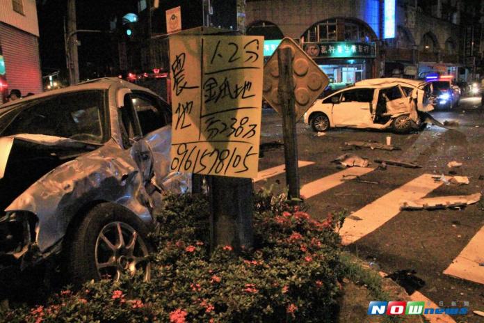 萬丹鄉4日晚間發生重大車禍案，衝擊力之大現場三部車子均嚴重凹陷，造成3重傷5輕傷。（圖／記者陳宗傑攝,2017.08.04）