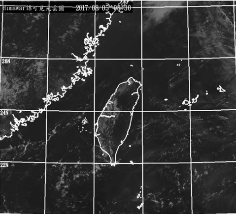 中央氣象局科技中心主任鄭明典，稍早在其臉書PO出的一張可見光雲圖所示，可明顯看出台灣的上空呈現「一半有雲、一半無雲」的狀態。（圖／翻攝自鄭明典臉書 , 2017.08.05）