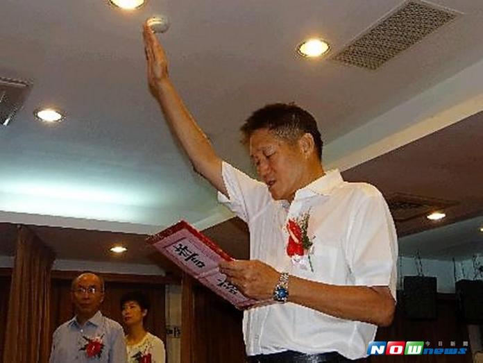 長治鄉長許玉秀4日淩晨收押，前麟洛鄉長李新煌下午宣誓就職代理鄉長。（圖／記者陳宗傑翻攝,2017.08.04）