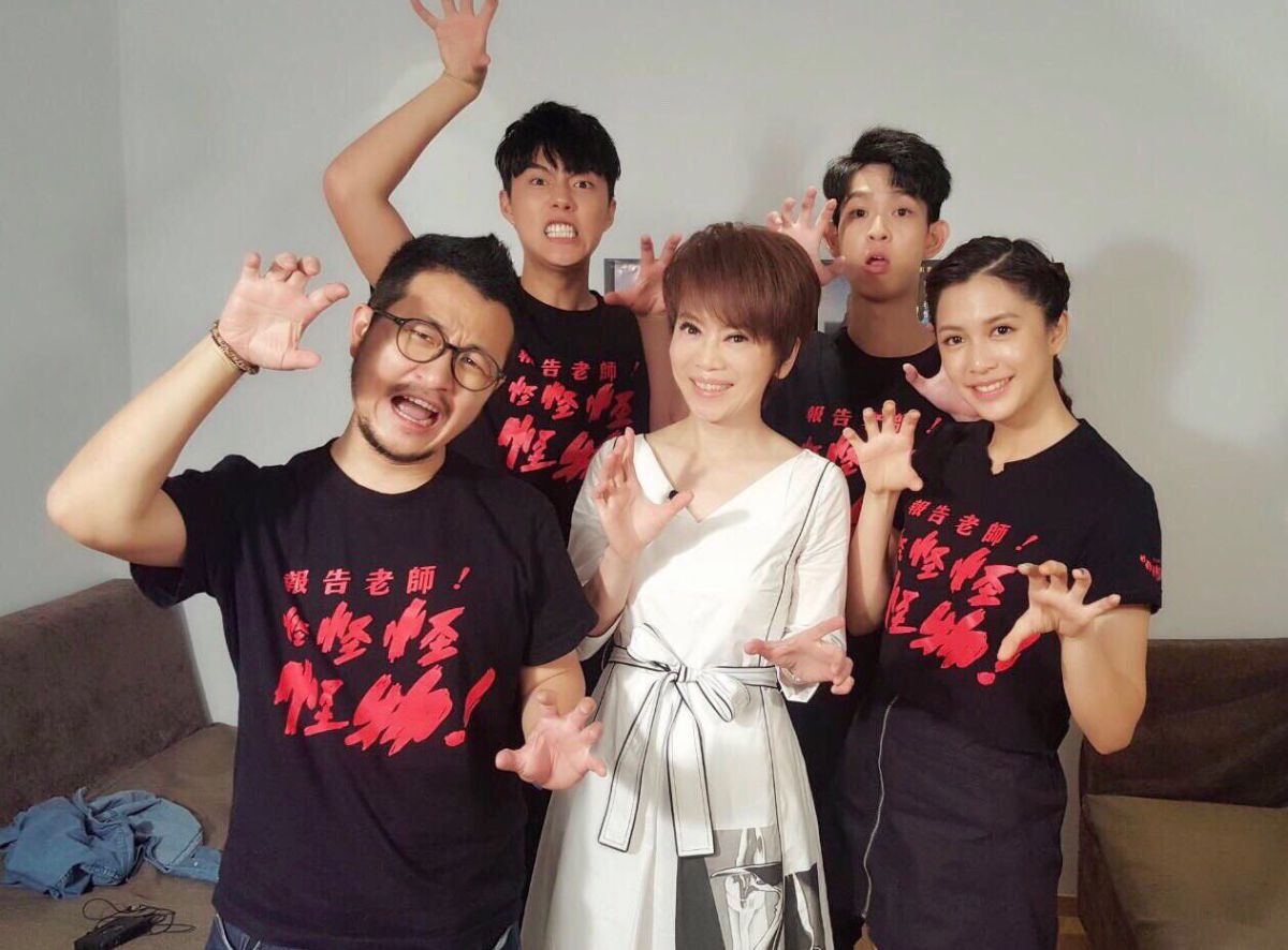 ▲九把刀（前左一）接受陳雅琳（中）專訪。（圖／年代提供，2017.08.04）