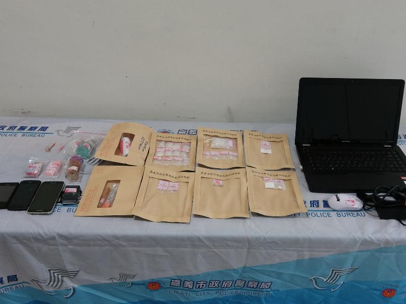 圖說：警方查扣的海洛因、安非他命等毒品證物。（圖／記者郭政隆翻拍）