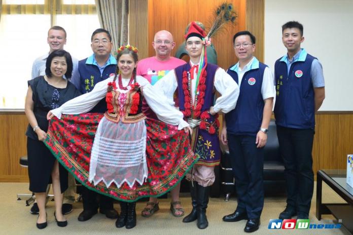 波蘭雷格尼查市\\(LEGNICA\\)駐館青少年民俗舞蹈團在苗栗巡演，苗栗縣政府秘書長陳斌山\\(後排 左2\\)希望多密切交流，傳遞文化芬芳。（圖／苗栗縣政府提供，2017.8.4）