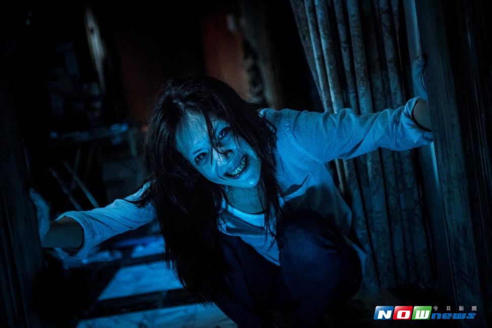 ▲這張許瑋甯「中邪照」，居然有5個靈體跟隨。（圖／威視，2017.08.04）