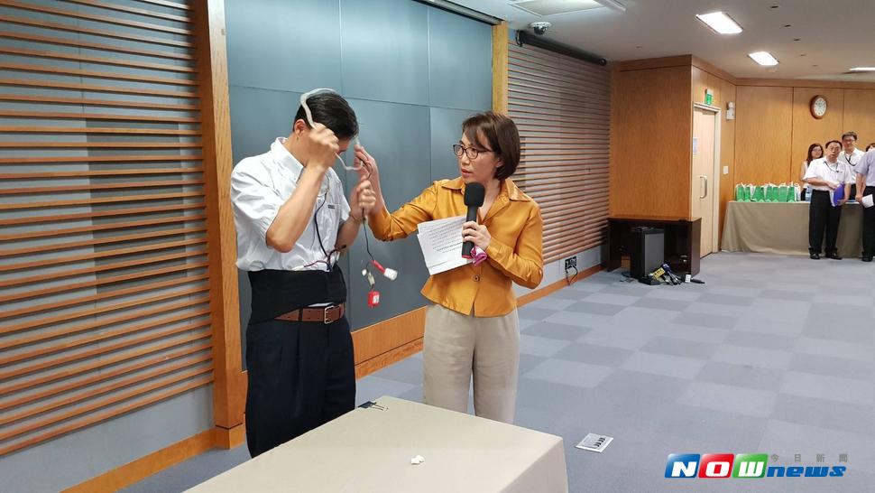 ▲中油公司去年舉辦僱員甄試，經證實的確遭舞弊集團滲入。副總畢淑蒨展示舊款電子舞弊器材。（圖／中油公司提供）