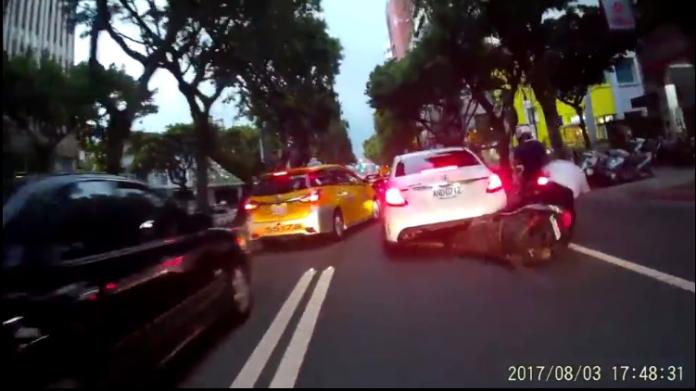 計程車變換車道引起後方發生事故。（圖／翻攝自臉書「爆料公社」）