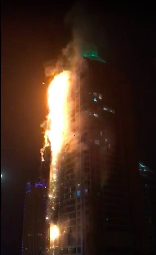位於阿拉伯聯合大公國杜拜中，一座知名的86層高樓「杜拜火炬大廈」（Torch Tower），在當地時間今\\(4\\)日稍早驚傳大火。（圖／翻攝自Youtube , 2017.08.04）