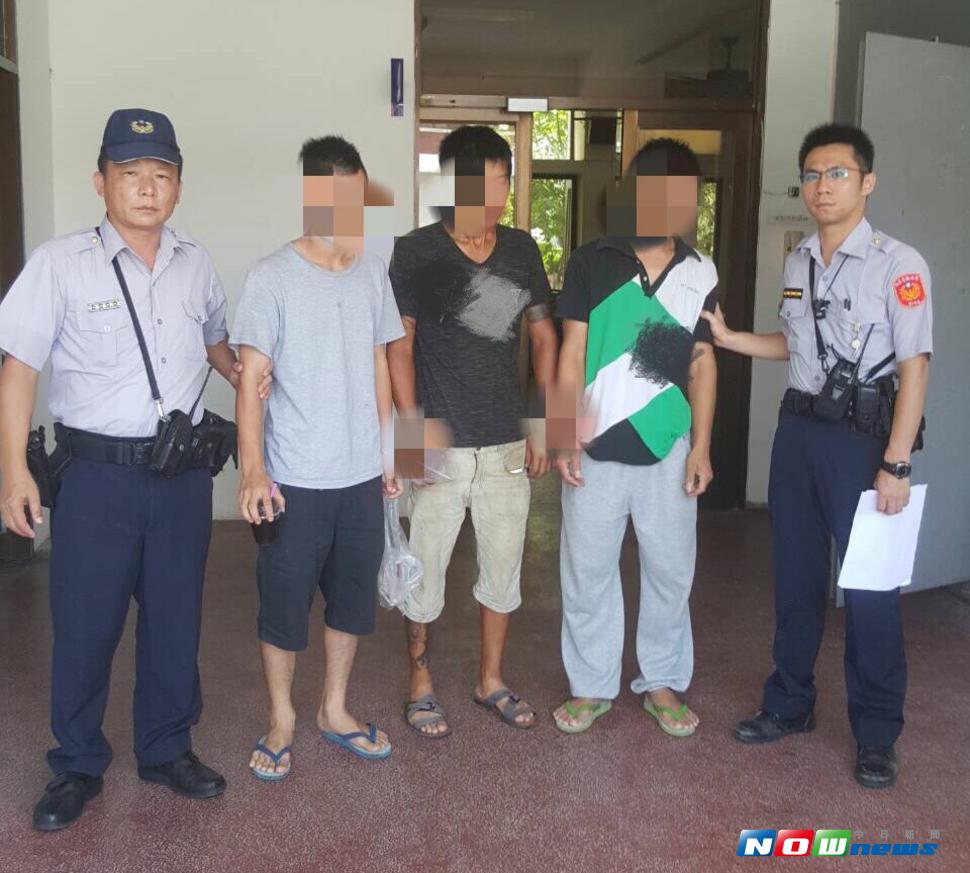 北辰派出所所長張志旭持搜索票至北港鎮新街里執行搜索，現場姚姓屋主、楊姓、王姓男子3人在場。（圖／記者蘇榮泉翻攝，2017.08.03）