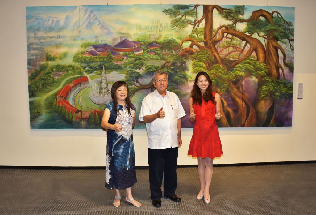 竹縣優秀藝術家薪傳展，謝秀英\\(左\\)展出全台最大膠彩畫。（圖／新竹縣政府提供 , 2017.08.03）