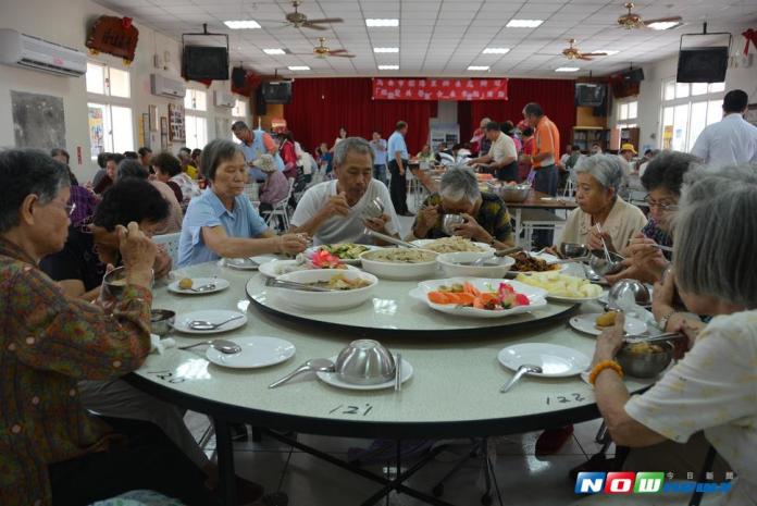 鎖港社區老人共餐　陳光復出席話家常
