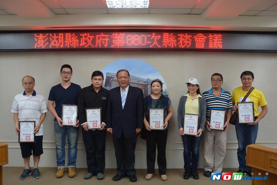 「2017好味澎湖-電子美食地圖」57家業者獲頒感謝狀。（圖／澎湖縣政府提供 , 2017.08 03）