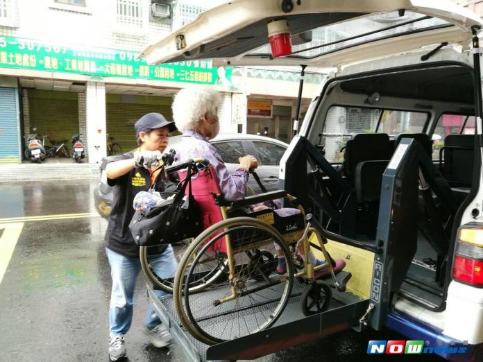 竹市提供復康巴士完善身障服務，女司機曾麗玲8年來服務逾2萬趟次。（圖／記者陳志偉攝，2017.08.03）