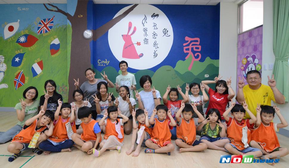 榮譽理事長丁仁桐率領所有的志工們全心投入，風雨無阻完成彩繪美麗教室。（圖／記者蘇榮泉翻攝，2017.08.03）