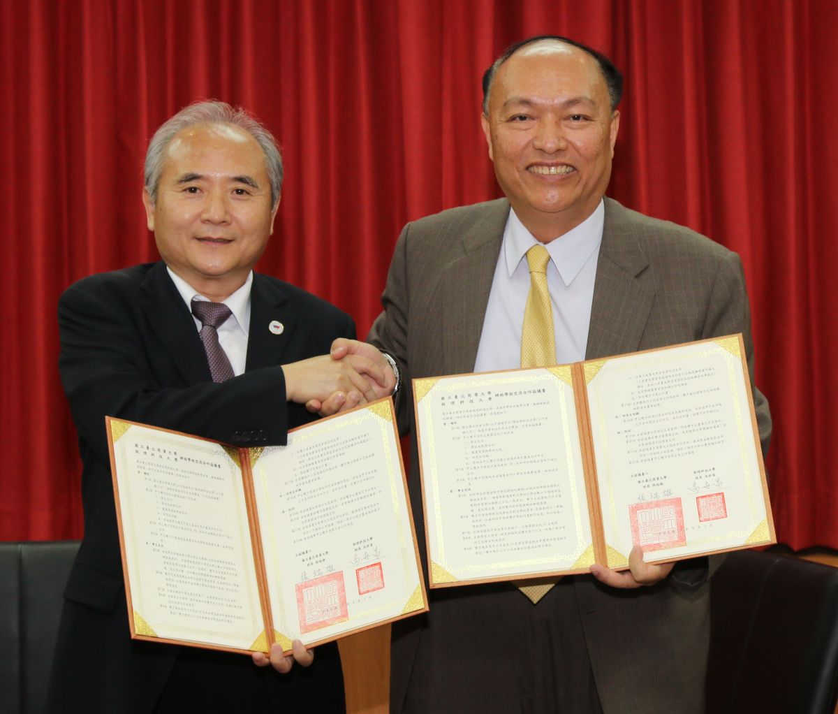 國立台北商業大學的校長張瑞雄（右）與致理科大校長尚世昌（左），今（3）日簽訂策略聯盟。（圖／致理科技大學提供）