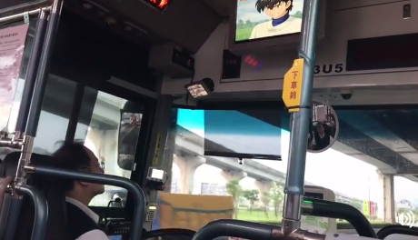 ▲公車司機好忙，邊開邊抬頭看「棒球大聯盟」。（圖／翻攝自爆怨公社）