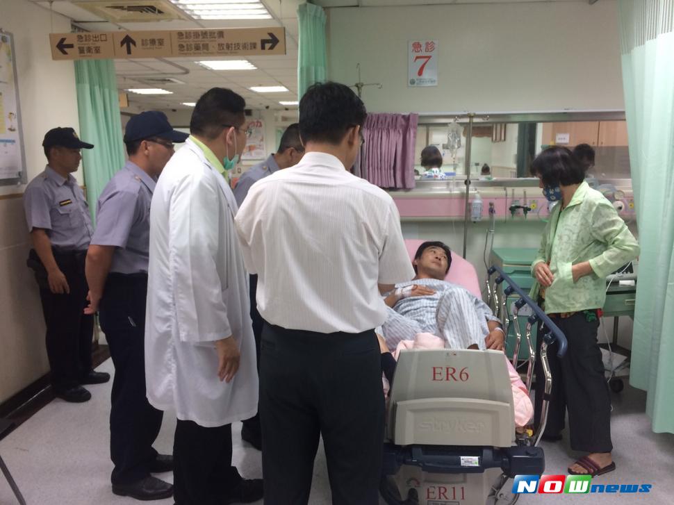 男子疑似發精神疾病發作，手上持尖銳器在住家三合院不斷揮舞，造成協助戒護就醫的員警被劃傷，受傷員警被送往醫院救治。（圖／記者陳雅芳翻攝，2017.8.3）