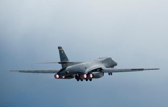 為了回應北韓試射飛彈，美國空軍7月底派出2架能夠超低空飛行的B-1B轟炸機飛越朝鮮半島。（圖／美國空軍 , 2017.7.30）