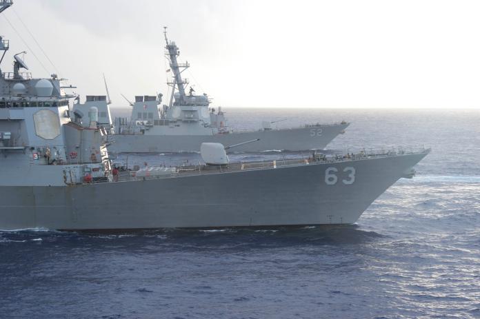 美軍神盾驅逐艦「史塔森號」（USS Stethem,DDG-63）(前)正在南海巡弋，卻傳出艦上一名水兵1日上午失去蹤影，可能墜海。（圖／美國海軍 , 2017.8.3）