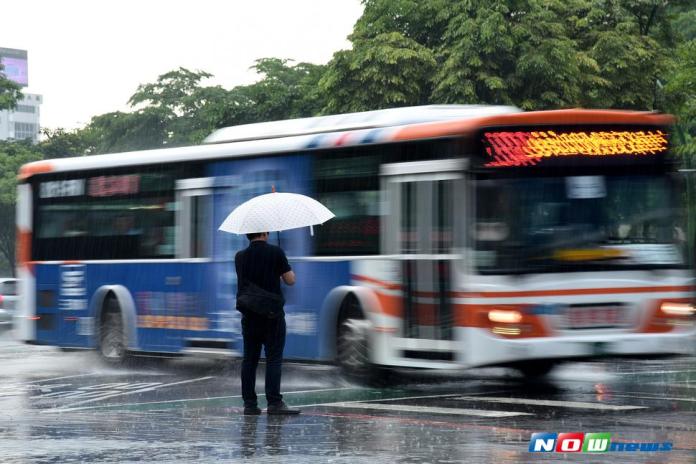 今\\(3\\)日台灣各地的天氣為多雲到晴，午後將有局部短暫雷陣雨，甚至是局部大雨發生的可能。（圖／NOWnews）