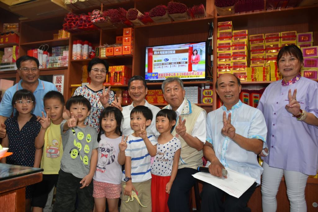 客委會主委李永得參訪新埔鎮百年老市場。（圖／新竹縣政府提供 , 2017.08.02）