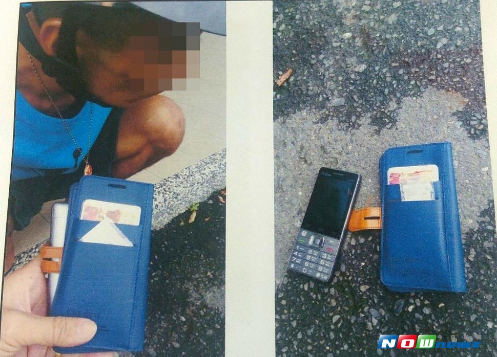 游嫌從褲子口袋拿出手機及証件時，眼尖員警發現游嫌手機皮套夾層藏有一包白色粉末。（圖／記者蘇榮泉翻攝，2017.08.02）