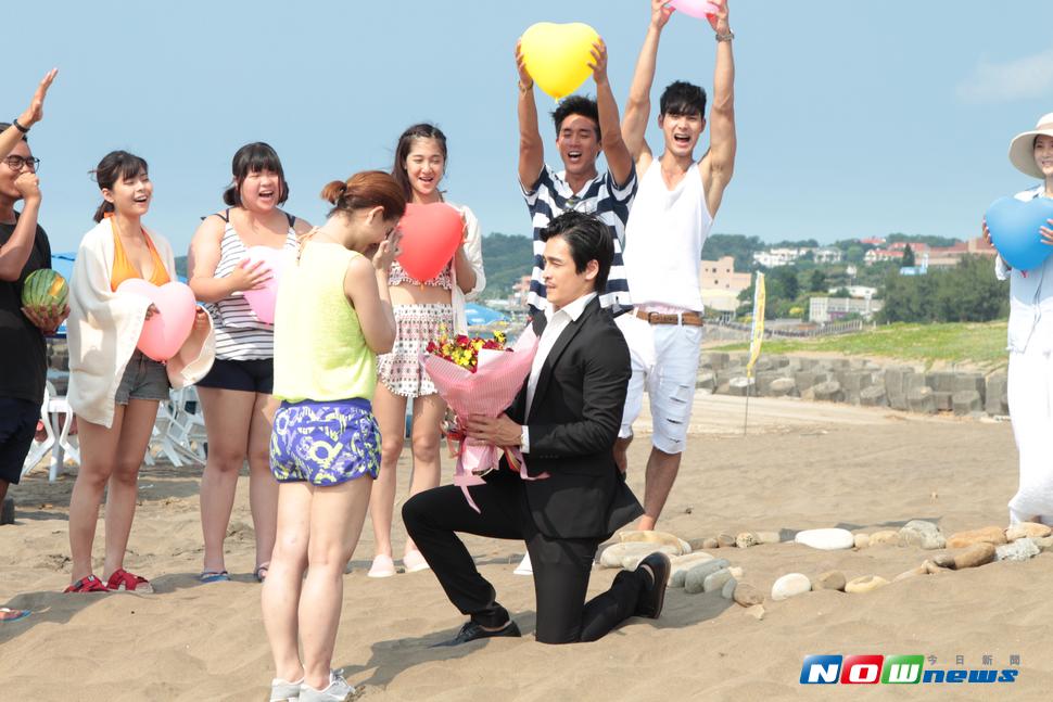 ▲Gino（右）頂著高溫穿西裝求婚。（圖／民視提供，2017.08.02）