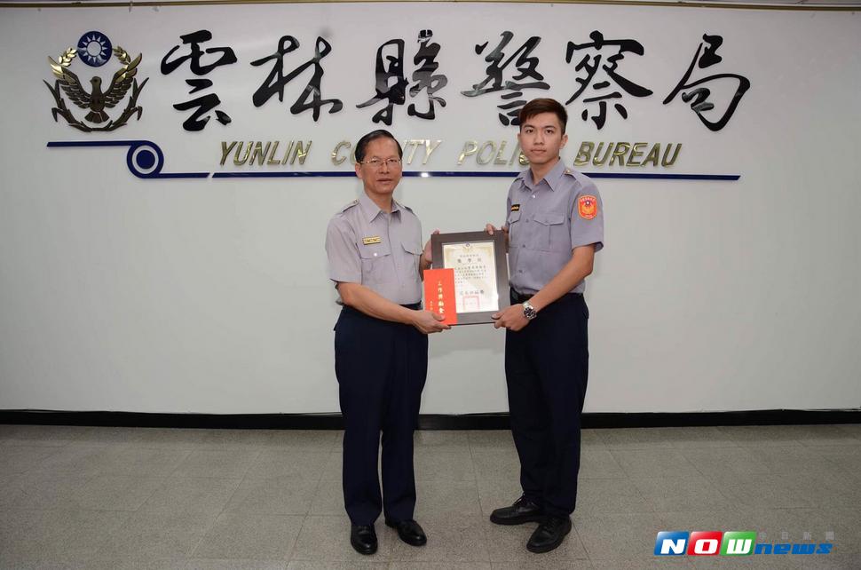 警局長許錫榮頒發榮譽狀及工作獎勵金表揚。（圖／記者洪佳伶翻攝 , 2017.08.02）