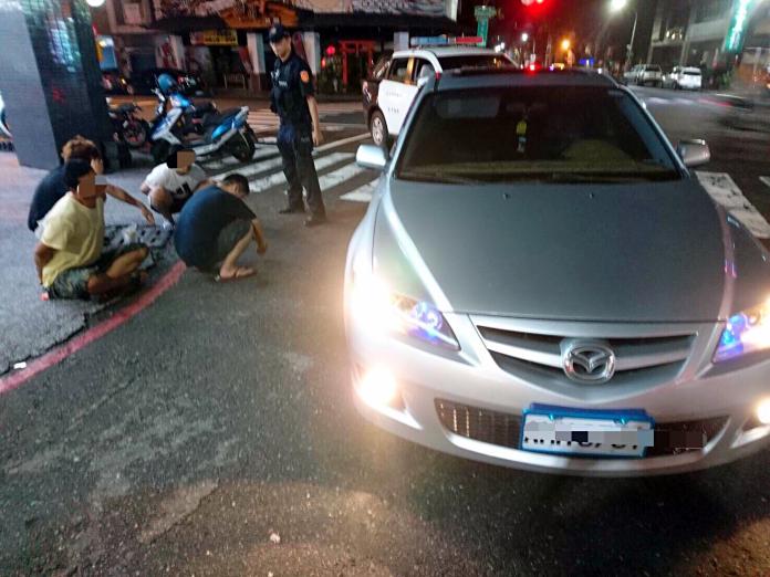 犯嫌準備在車內毒品交易時，遭高市警局保安大隊特勤中隊顏仙明等3名員警當場查獲。（圖／高市警局提供 , 2017.08.02）