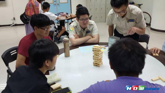 土城區公所的替代役男，今日帶領學童們一起玩起快手疊杯、矮人礦坑或髒小豬等桌上遊戲。（圖／記者陳志仁攝，2017.08.02）