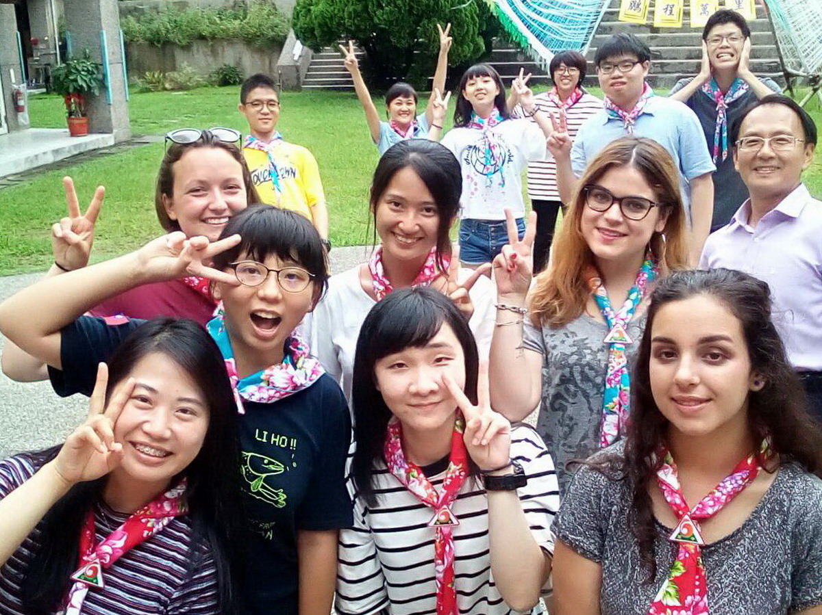 國際志工營學員先後到石岡、日南兩國中，體驗石岡客家山城及日南閩南濱海在地特色。〈圖／台中市政府教育局提供2017.8.2〉