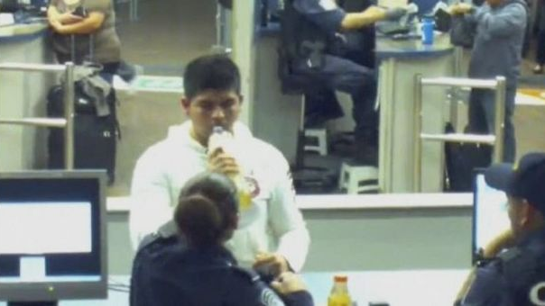 ▲墨西哥16歲少年阿塞維多在海關要求下飲用液態冰毒，但最後毒發身亡。（圖／NOWnews資料照）