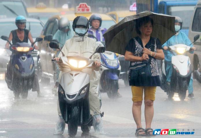 中央氣象局已發布豪雨特報，台南、高屏地區還有澎湖，都將有局部大雨、豪雨發生的可能。（圖／NOWnews）
