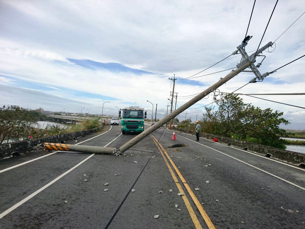 ▲風災造成花蓮民營和平電廠的自有輸電鐵塔倒塌，未來一周供電系統恐達限電警戒。（圖／台電提供）