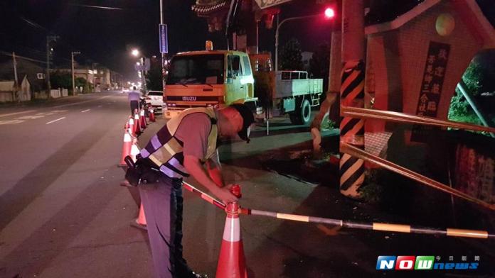 芳苑鄉三合村斗苑路因大雨沖刷導致路基塌陷，2根高壓電線桿嚴重傾斜，警方立即進行交通管制、並通知台電搶險。（圖／記者陳雅芳翻攝，2017.7.31）