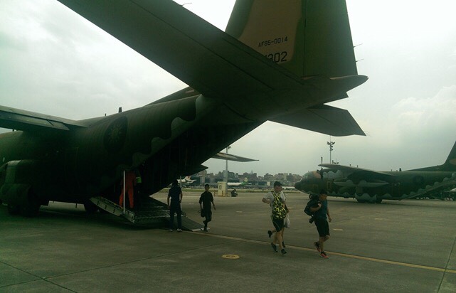 為了疏運滯留金門旅客，空軍派出3架次C-130運輸機，與航空公司一起疏運旅客。（圖／空軍司令部提供 , 2017.8.1）