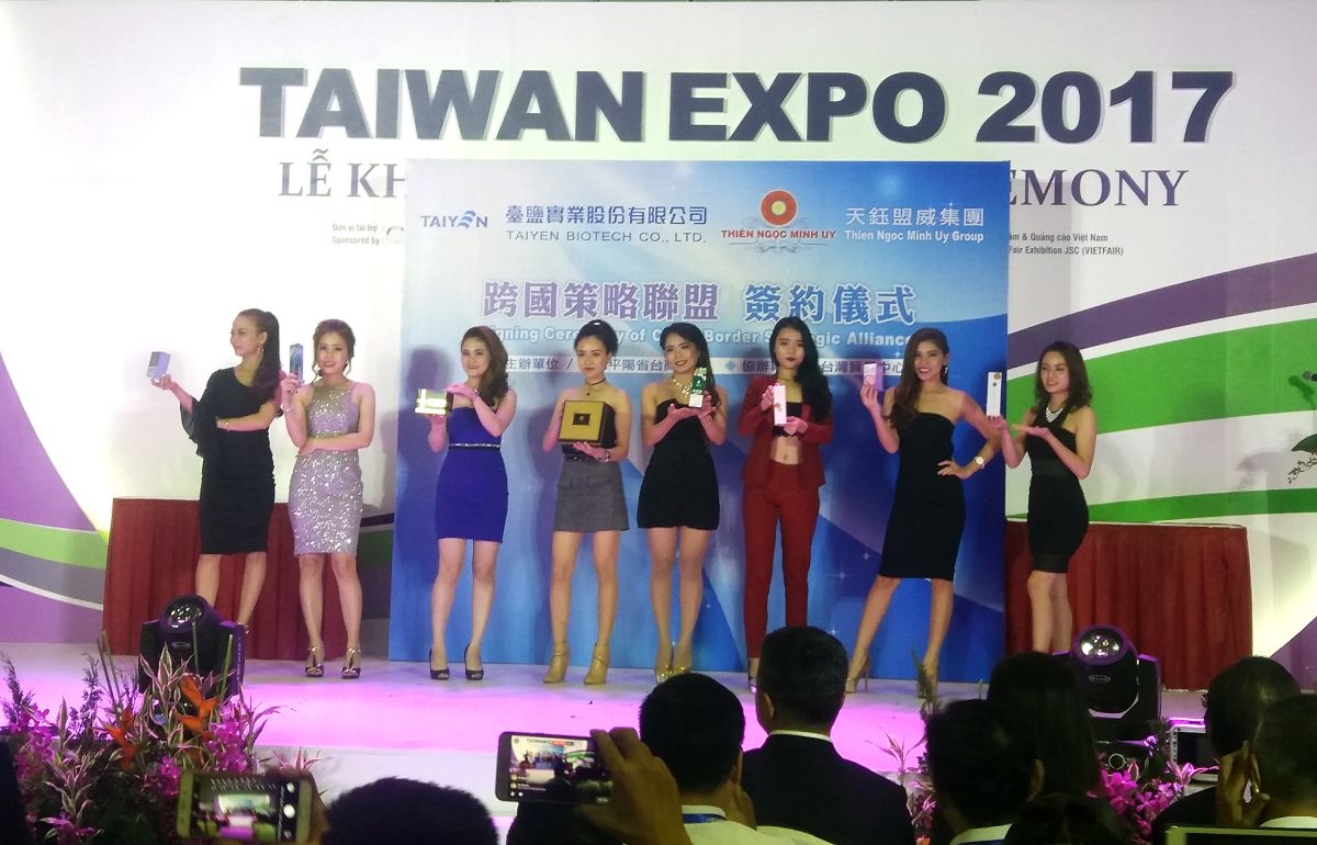 台鹽公司和越南當地最大的行銷公司天鈺盟威集團簽定合作意向書。（圖／台鹽公司提供，2017.08.01）