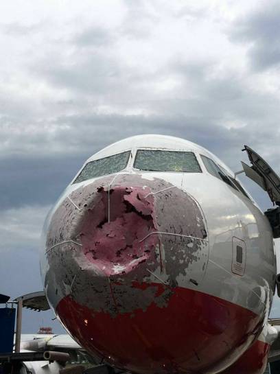 型號A320的飛機在經過將近20分鐘的冰雹爆擊後，終於暫時降落伊斯坦堡機場，所幸並無人員傷亡。 （圖／翻攝自NewYorkPost）