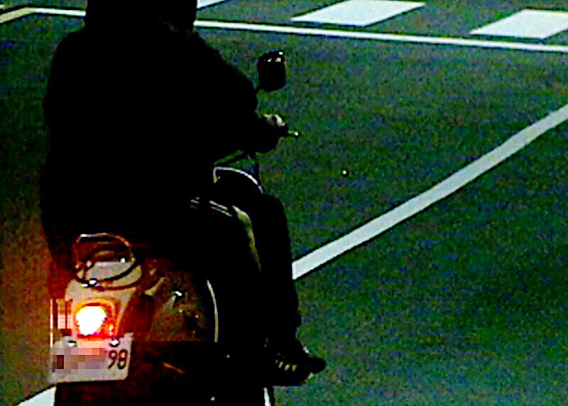 犯嫌刻意以黑色膠帶張貼在車牌最後一個數字上\\(在0中間貼一條膠帶變成8\\)，企圖混淆警方偵辦方向，十分狡猾。（圖／高市警局提供 , 2017.08.01）