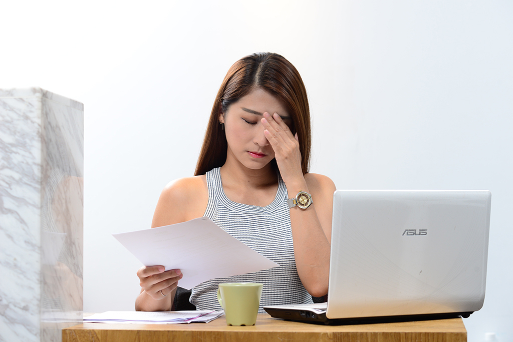 ▲猛盯3C產品上班族睫狀肌拉「緊」報。（圖／公關照片）