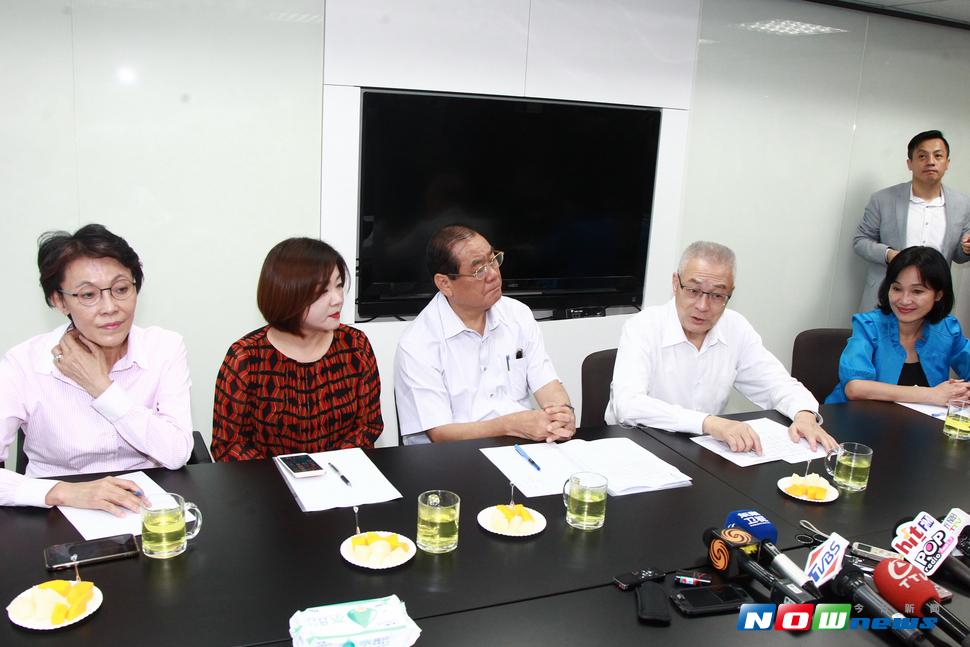 國民黨主席當選人吳敦義與黨籍立委會面。（圖／記者葉政勳攝 , 2017.07.26）