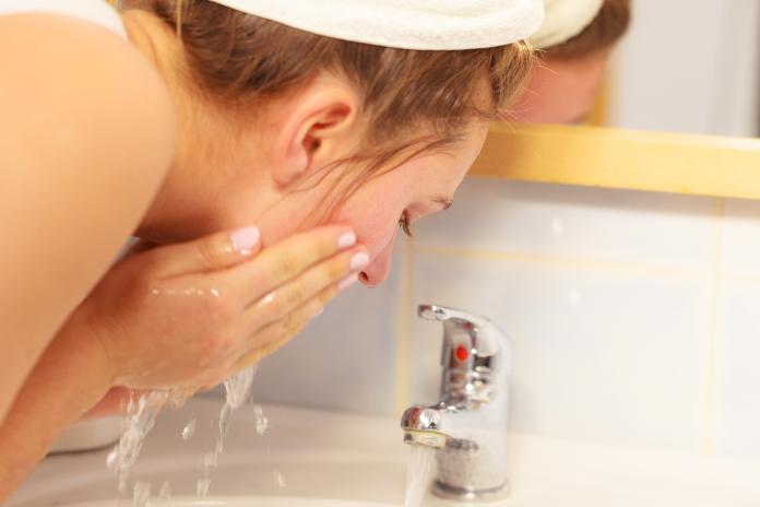 洗臉水溫太高或太低，都會對皮膚造成傷害。（圖／NOWnews資料照片）