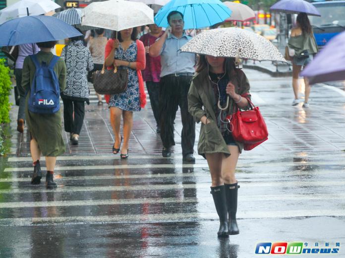▲明（23）日受到低壓帶影響，台灣各地及金馬澎地區都有短暫陣雨或雷雨。（圖／NOWnews資料照）