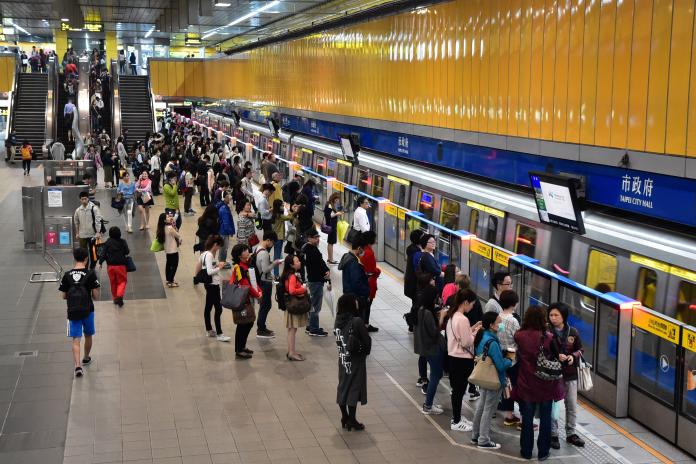 ▲許多網友指出，由於台北捷運等大眾運輸發達的關係，台北人比起台灣其他地區的人少騎機車或開車。（圖／NOWnews攝影中心）
