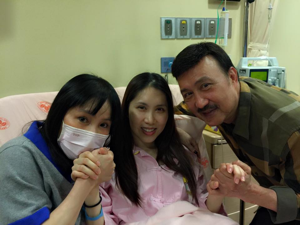 ▲余苑綺（中）為了兒女，接受70多次化療不喊苦。（圖／翻攝自李亞萍臉書）