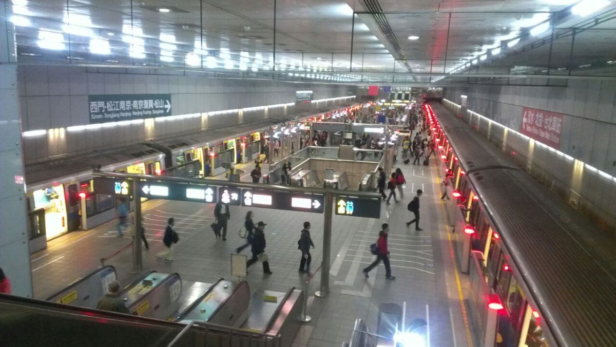 一名美女搭捷運通勤時，竟被色警「噴精」。（示意圖／NOWnews）