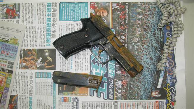 ▲林男槍殺黃姓角頭的犯案槍枝。（圖／社會中心翻攝）